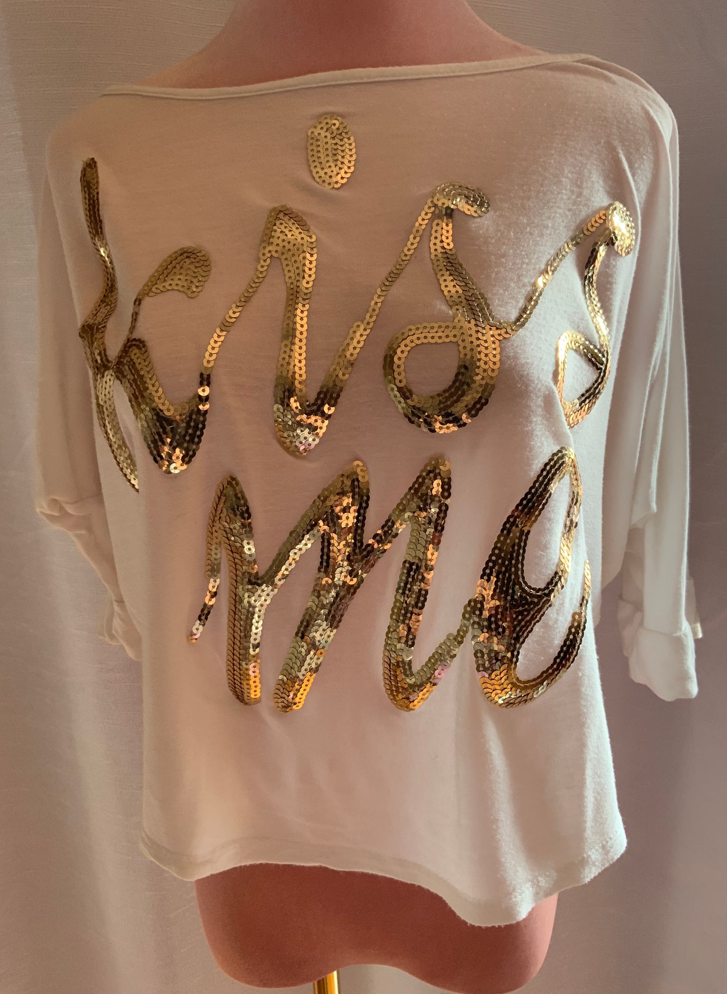 “KISS ME” GOLD TOP