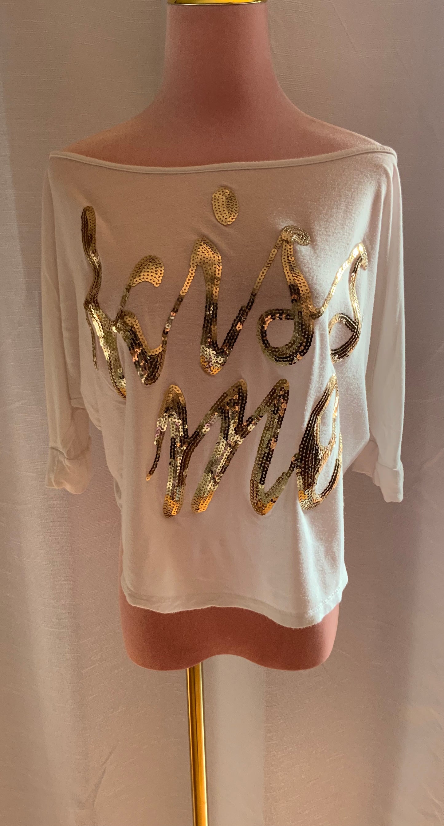 “KISS ME” GOLD TOP